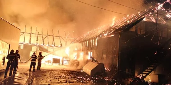 Incendiu la o fabrică de mobilă din Reghin FOTO ISU Mureş