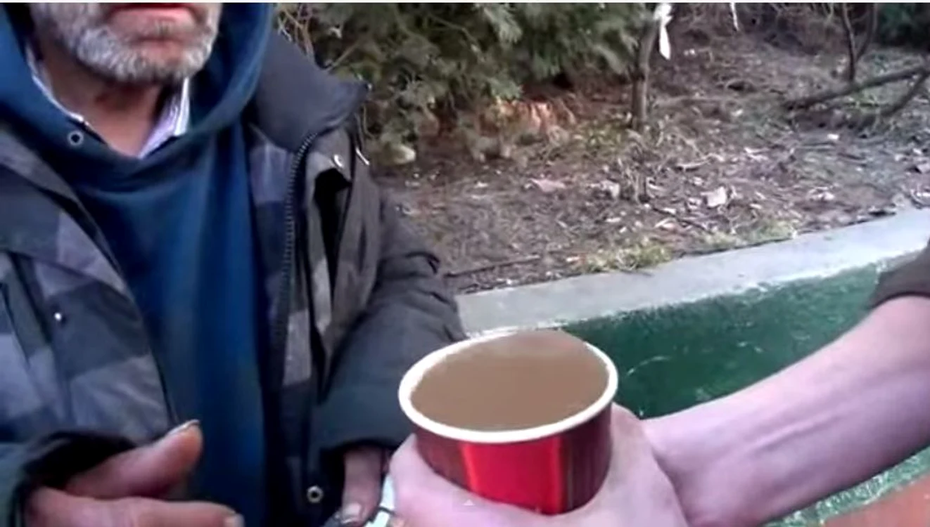 Un pahar cu cafea, transformat într-unul de monezi poate face un om nevoiaş foarte fericitFoto Youtube