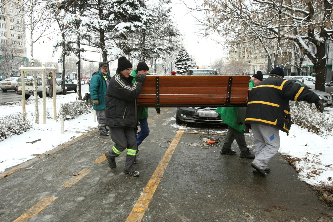După ce Liviu Negoiţă a lansat moda achiziţiilor de mobilier urban la preţuri halucinante, în 2010, primarii de sector par să fi căpătat şi ei o slăbiciune pentru astfel de contracte. FOTO Adevărul / Marian Iliescu