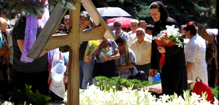 Sute de oameni îşi aşteaptă rândul pentru a se ruga la mormântul părintelui Arsenie Boca. FOTO: Daniel Guţă. ADEVĂRUL.