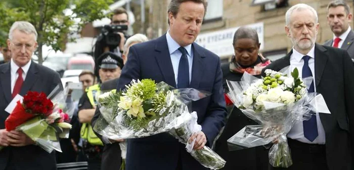 Premierul conservator David Cameron ;i liderul laburis Jeremy Corbyn au adus un omagiu deputatei Jo Cox, ucisă joi în plină campanie