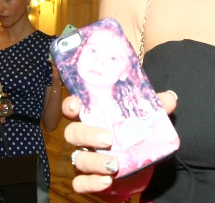 Solista şi-a personalizat telefonul cu fotografia fetiţei sale