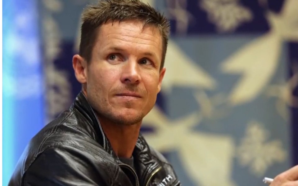 Felix Baumgartner umrl zaradi poškodb hrbtenice po nesreči s padalom v Italiji