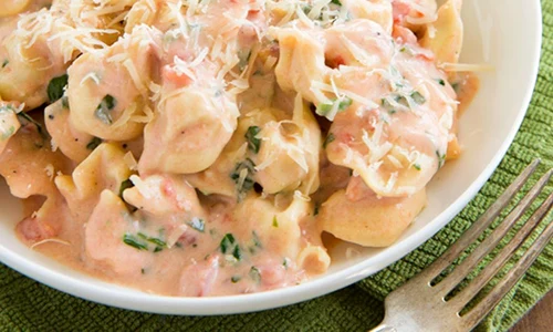 tortellini cremosi cu spanac si rosii jpeg