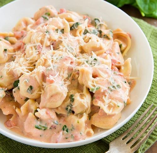 tortellini cremosi cu spanac si rosii jpeg