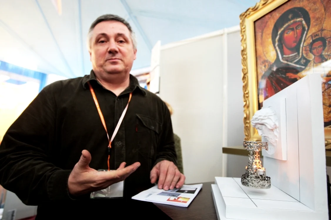Inginerul arădean spune că vinde candela cu 150 de euro. Foto: Thomas Câmpean