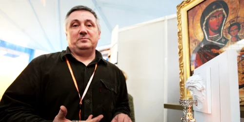 Inginerul arădean spune că vinde candela cu 150 de euro. Foto: Thomas Câmpean