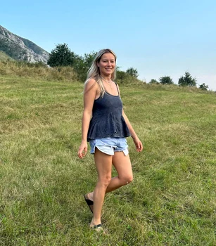 Laura Cosoi cu autorulota în vacanță, Instagram