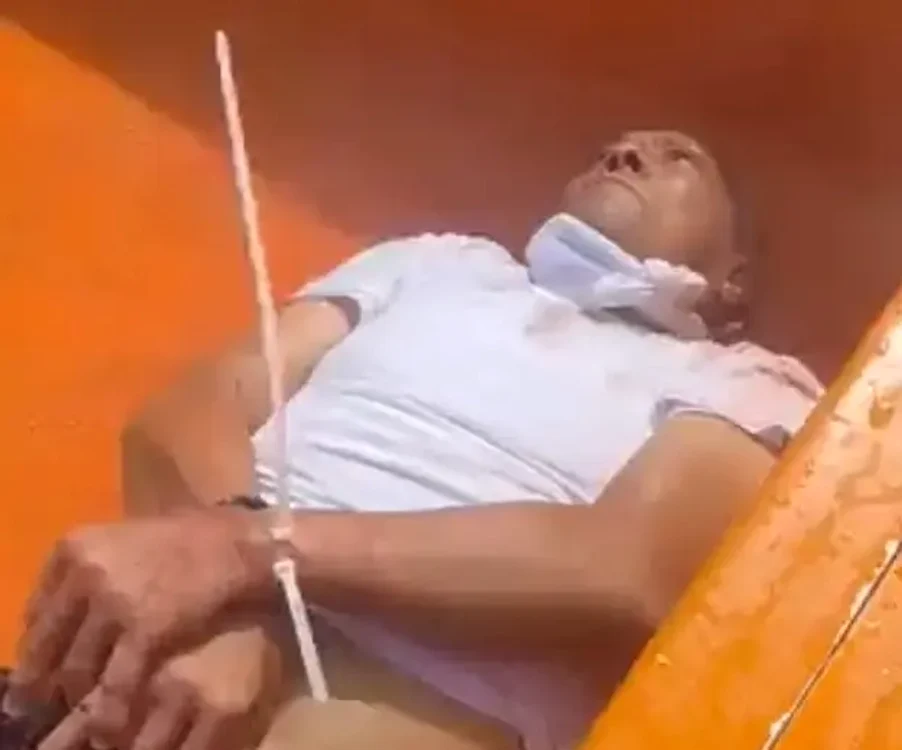 Reinaldo Fuentes așteaptă resemnat să fie aruncat în ocean FOTO captură video dailymail.co.uk