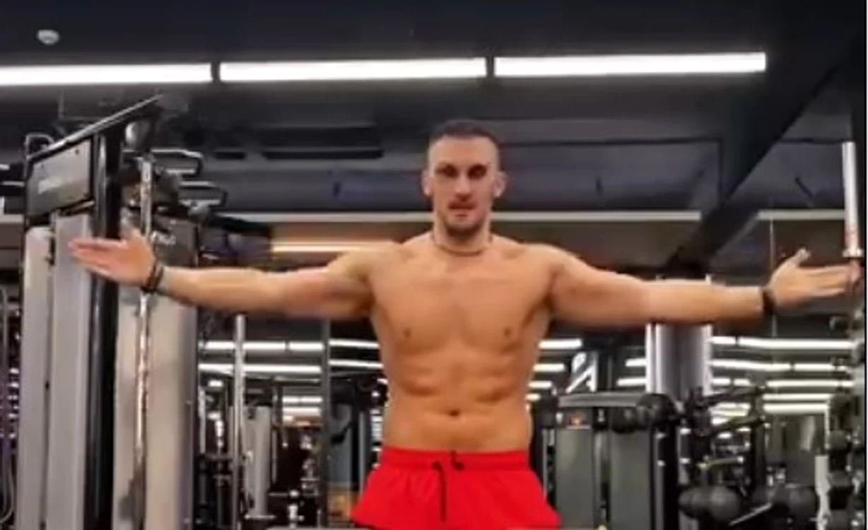 Fostul gimnast lucrează temeinic la sală  FOTO Captură Instagram