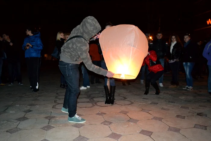 Vântul puternic le-a creat probleme "lansatorilor de lampioane" Foto: marius Mototolea