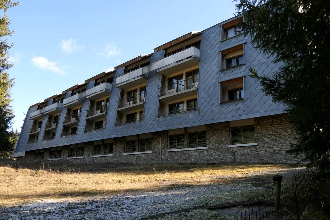Clădiri abandonate din stațiunea montană Voineasa Vâlcea Foto Daciana Stoica