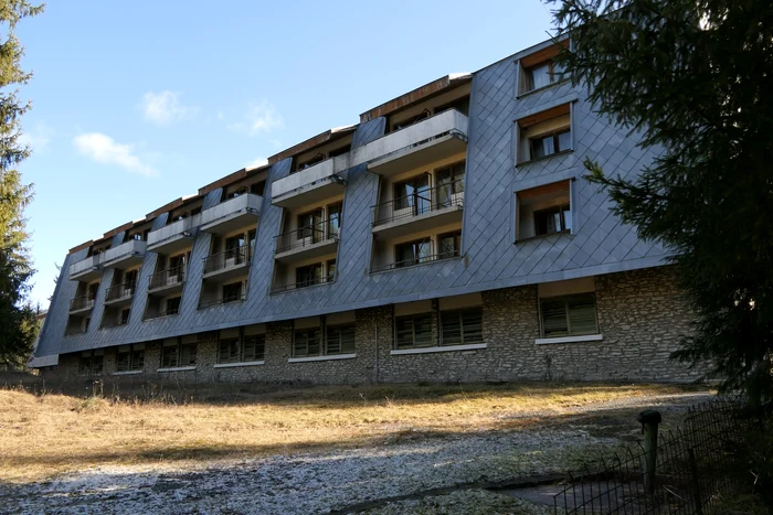 Clădiri abandonate din stațiunea montană Voineasa Vâlcea Foto Daciana Stoica