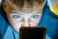 Copil pe telefon - retele sociale FOTO Shutterstock 