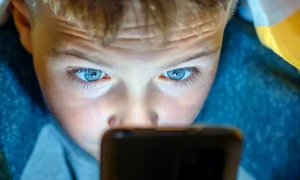 Copil pe telefon - retele sociale FOTO Shutterstock 