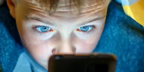 Copil pe telefon - retele sociale FOTO Shutterstock 