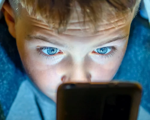 Copil pe telefon - retele sociale FOTO Shutterstock 