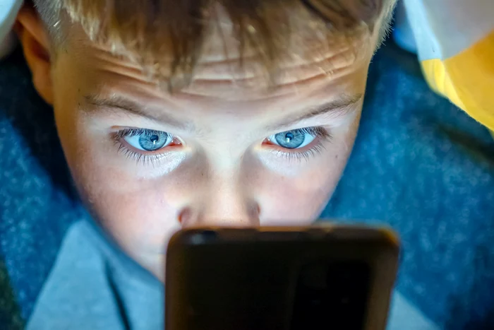 Aproape jumătate dintre copii petrec peste şase ore pe zi online. FOTO Shutterstock 