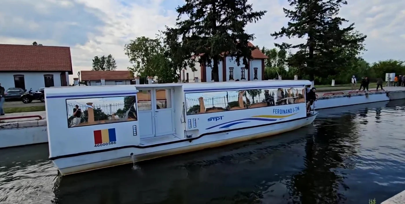 Vaporașul Ferdinand I în ecluza de la Sânmihai Român