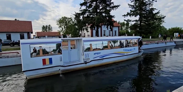 Vaporașul Ferdinand I în ecluza de la Sânmihai Român