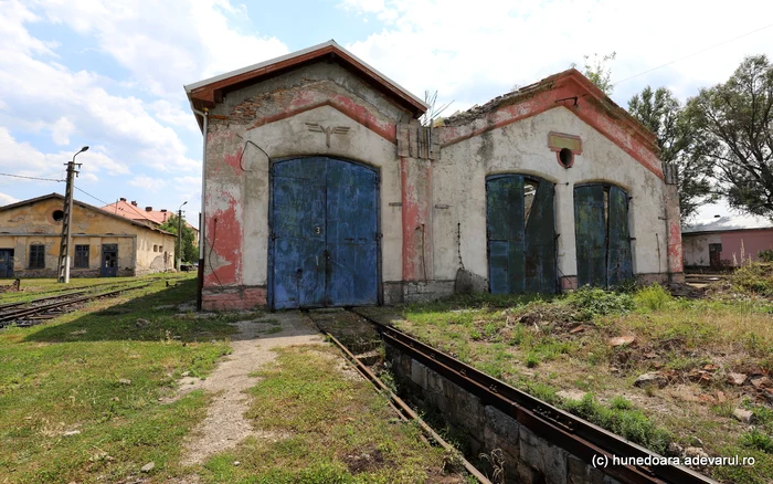 Clădiri ruinate în gara Oravița. Foto Daniel Guță