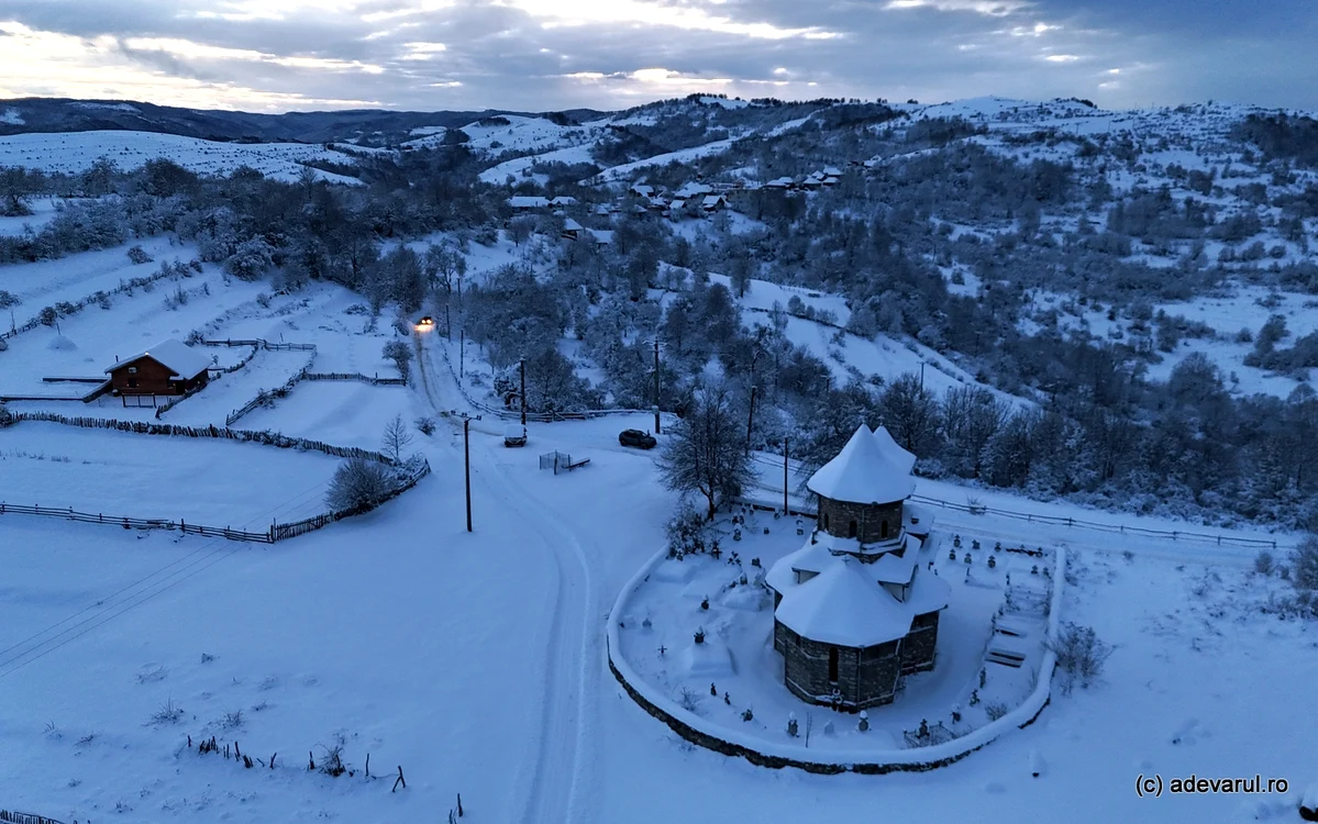 Satele din comuna Cerbăl au rămas, de sâmbătă, fără curent. Foto: Daniel Guță. ADEVĂRUL