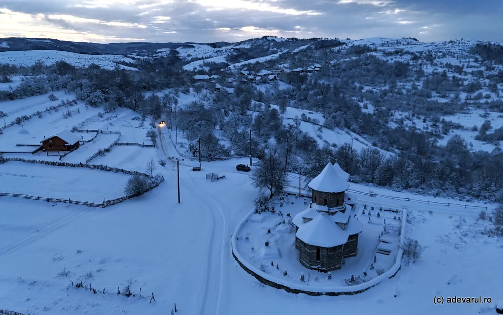 Ninsorile au lăsat în beznă o stațiune din Retezat și zeci de sate din Apuseni și Ținutul Pădurenilor