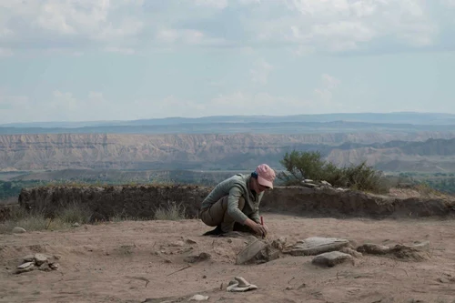 Excavarea unei colibe, cu Munții Caucaz ca fundal (© Università di Catania)