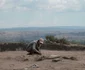 Excavarea unei colibe, cu Munții Caucaz ca fundal (© Università di Catania)