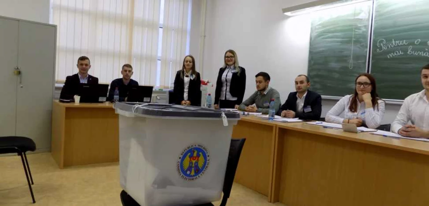 Studenţii moldoveni votează preşedintele Republicii Moldova la Universitatea Vasile Alecsandri din Bacău
