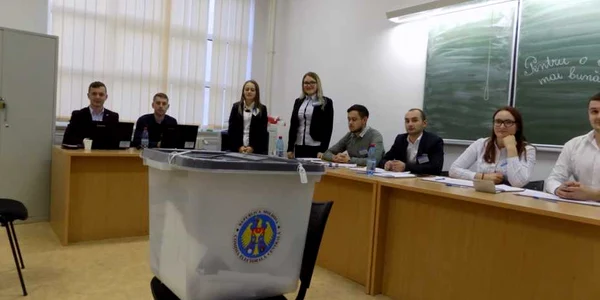 Studenţii moldoveni votează preşedintele Republicii Moldova la Universitatea Vasile Alecsandri din Bacău