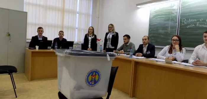 Studenţii moldoveni votează preşedintele Republicii Moldova la Universitatea Vasile Alecsandri din Bacău