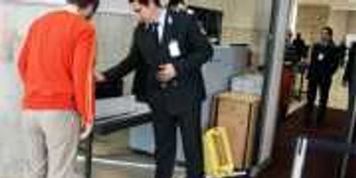 Agenţii controlează atent bagajele vizitatorilor din Serbia, Macedonia şi Muntenegru. foto: c m