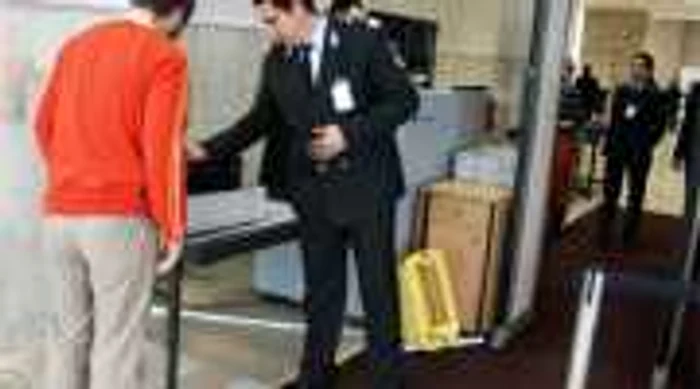 Agenţii controlează atent bagajele vizitatorilor din Serbia, Macedonia şi Muntenegru. foto: c m