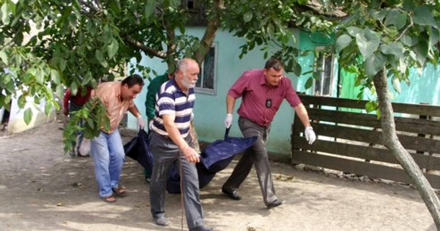 Botoşani: Şi-a ucis tatăl apoi s-a sinucis!(GALERIE FOTO)