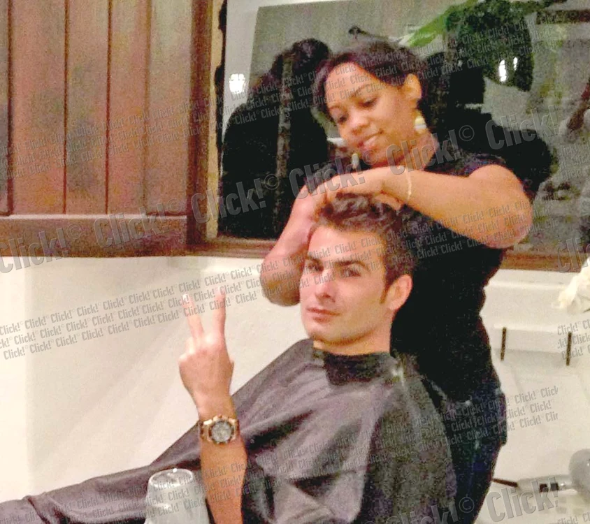 
    Adi Mutu s-a lăsat pe mâinile  uneia dintre angajatele soţiei  sale, Consuelo, pentru un nou  look special de Revelion  