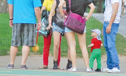Familia Măruţă s a  întâlnit în parc cu  nişte prieteni (fotografii: arhivă personală) jpeg