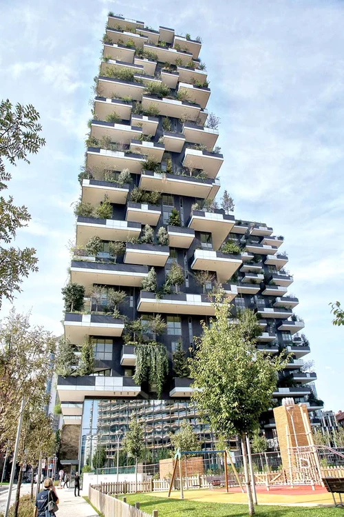 
    În blocurile turn sunt plantaţi 800 de copaci, 4.000 de arbuşti şi peste 15.000 de planteFoto: Guliver/splashnews  