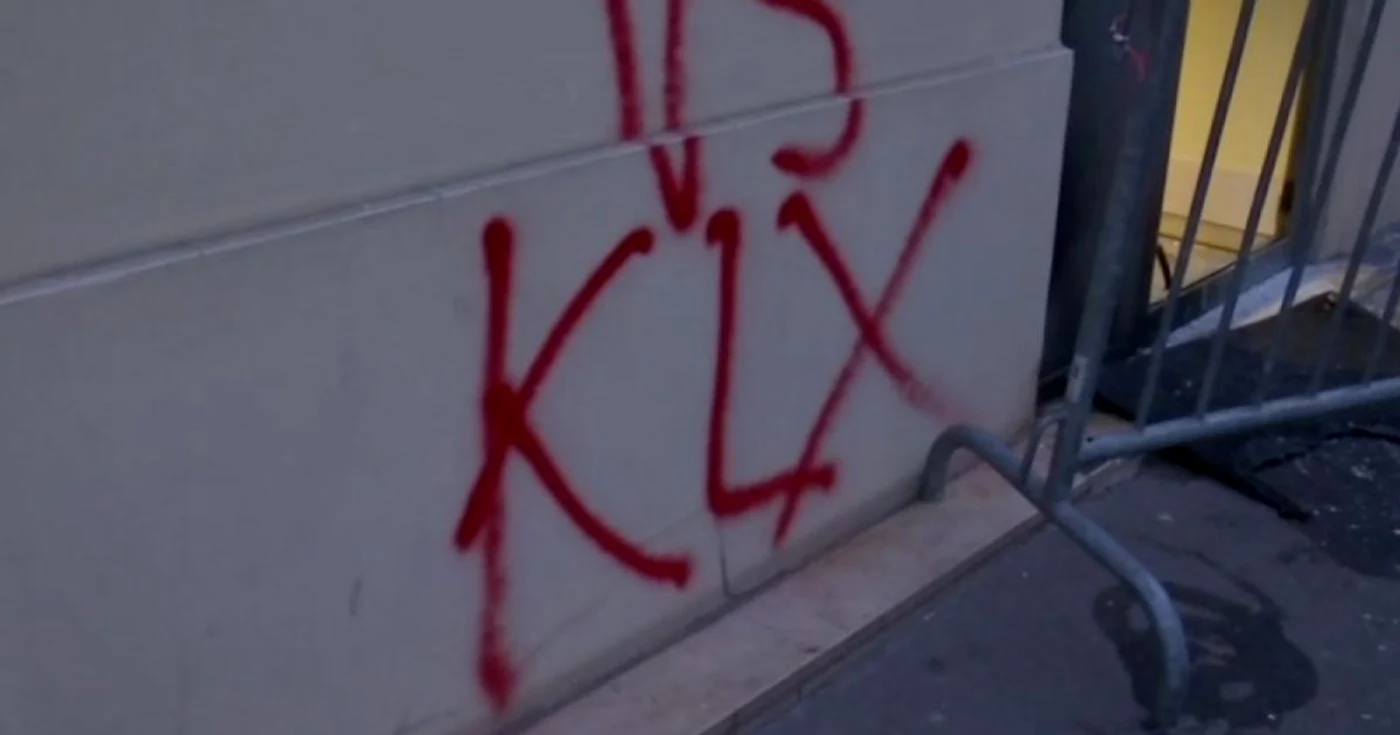 Inscriptie la sediul de campanie al lui Marine Le Pen FOTO Captura de ecran BFM TV