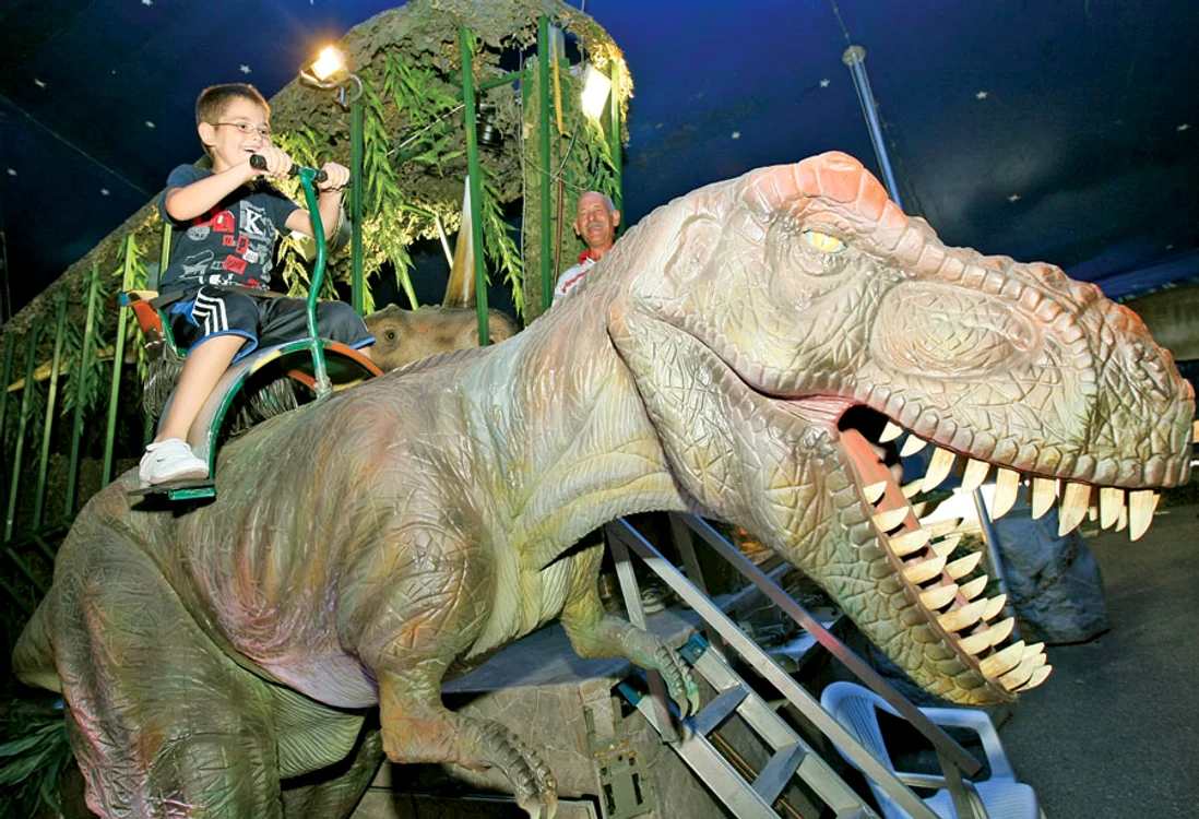 
    Cristian (8 ani) este super- încântat de fioroşii dinozauri (fotografii: Dorin Constanda)  