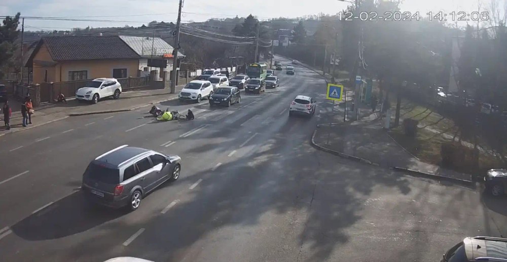 Mamă cu doi copii, loviţi de un biciclist beat pe o trecere de pietoni. Unul dintre copii îl ia la palme pe bărbat VIDEO