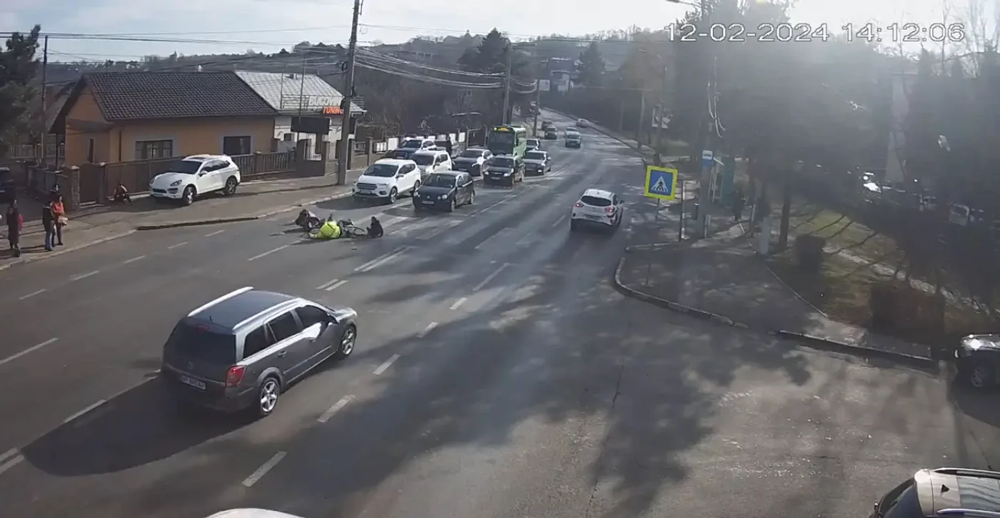 Momentul în care tânăra și copiii săi sunt loviți de biciclist FOTO captură video X