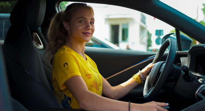 Sabrina Voinea a testat deja modelul de mașină pe care-l va primi. Foto Facebook