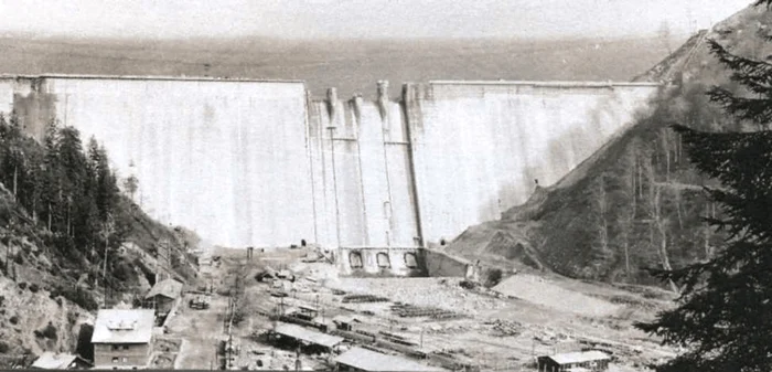 Imagine a barajului din timpul construirii sale FOTO Arhiva Adevărul