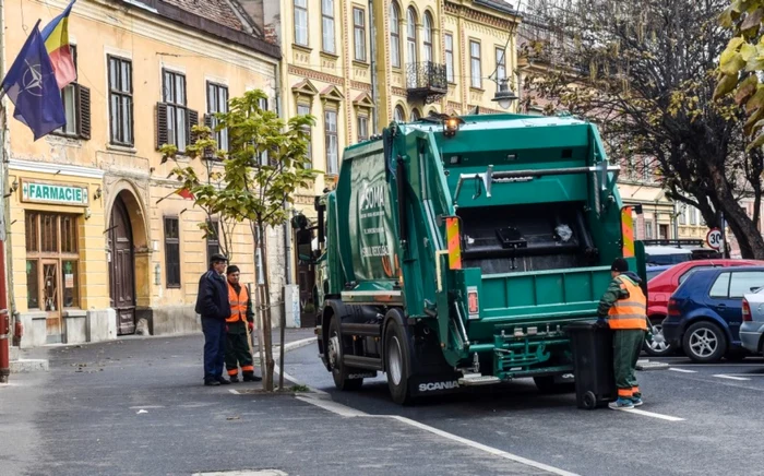 În fiecare zi, mii de tone de gunoaie reziduale vor fi plimbate pe drumurile patriei între judeţele cu şi cele fără staţii de tratare mecano-biologică FOTO Silvana Armat