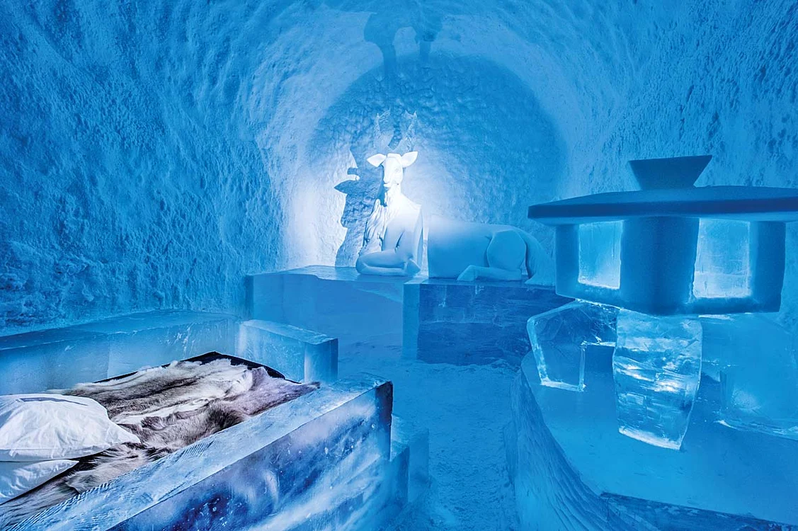 Jukkasjärvi, Suedia. Hotelul de gheaţă de aici e primul din lume, fiind construit pentru prima dată în 1990. Clădirile sunt date în folosinţă de la începutul lui decembrie şi sunt perfect func- ţionale până în aprilie, atâta timp cât temperatura e -5° Cel