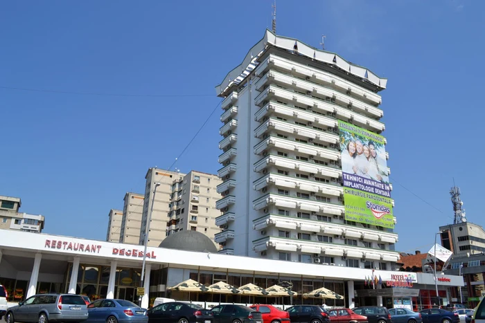 Statul român va plăti despăgubiri pentru terenul de sub Hotelul Decebal, privatizat în anul 2000 FOTO Mircea Merticariu