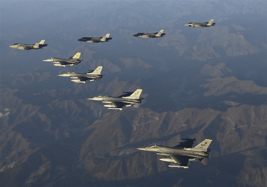 Japonia şi Coreea de Sud au efectuat, separat, exerciţii militare comune cu SUA după tirul cu rachetă nord-coreean