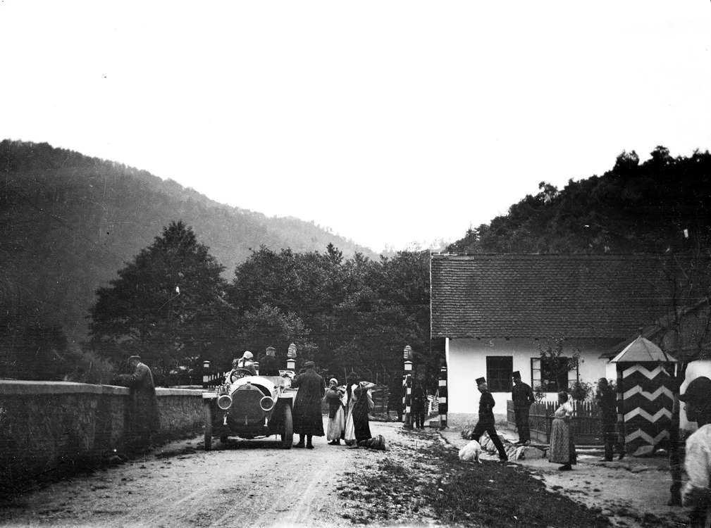Punctul vamal din Turnu Roșu. Anii 1900. Sursa: Fortepan  UWM Libraries