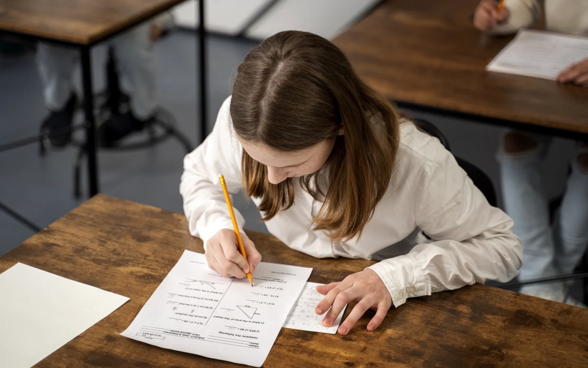 fata_in_alb_aplecata_asupra_lucrarii_la_examen_foto_magnfic
